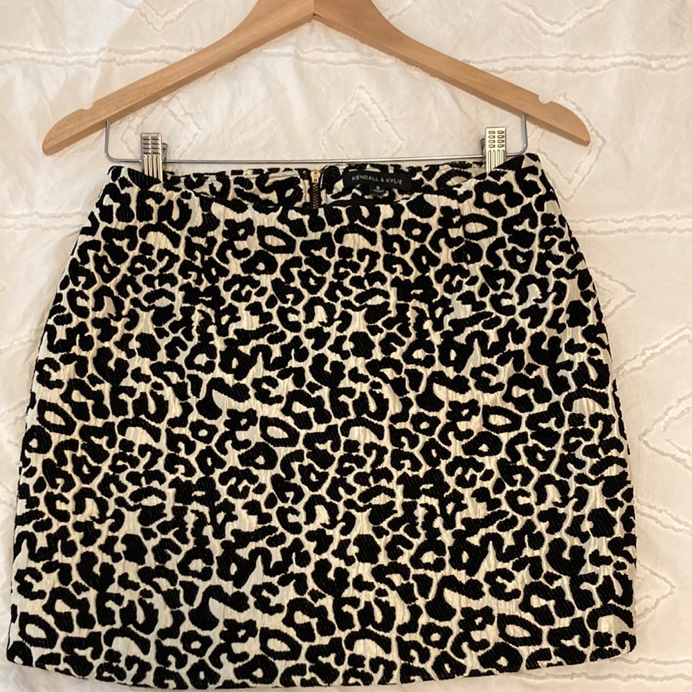 KENDALL & KYLIE BLACK & GOLD CHEETAH MINI SKIRT. Size Small